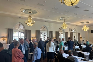  » Between the presentations, there was always a lively exchange of ideas among the participants. Right in the middle, Dr Jens Petzold, Managing Director of the KI (facing the camera)  