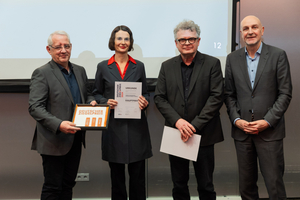   Baumschlager Eberle Architekten, Berlin erhielten den Hauptpreis „Monolithisch“ für den Neubau des Verwaltungsgebäudes Unionhilfswerk in Berlin. Dessen Vertreter Norbert Bleisch, sowie die Architekten Mateja Mikulandra-Mackat und Prof. Gerd Jäger nahmen die Auszeichnung von Staatssekretär Dr. Rolf Bösinger entgegen (v.l.n.r.).   