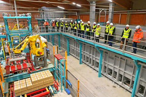  » One of the innovations that can be viewed is that the almost climate-neutral wall bricks are transported by AGVs (Automatic Guided Vehicles) instead of kiln cars 