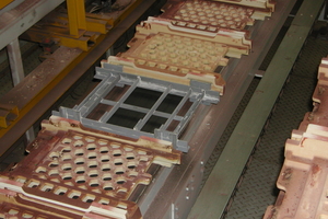  »Fig. 29: SiC-H-setter in use between conventional cordierite setters for extruded plain tiles (Study ROTHO 2007) 
