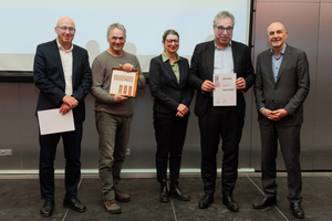  » The main prize for multi-shell construction went to Haberland Architekten PartGmbH for the new synagogue centre in Potsdam. The prize was accepted by the client‘s representative Norbert John, site manager Ingolf Noack, as well as Nadja Haberland and Prof. Jost Haberland. The laudator was State Secretary Dr Rolf Bösinger (from left to right)  