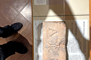  »Fig. 4: The double-headed eagle was the emblem of the Austrian emperor. Displaying it on goods was the privilege of the purveyors to the court and a sign of good quality. This is why such signs were also popular imitation objects for advertising purposes 
