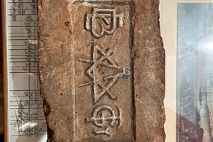  »Fig. 6: The tile symbols are often traced with chalk to make them easier to recognise. Deciphering their meaning is much more complicated. Retracing this brick led through three countries 