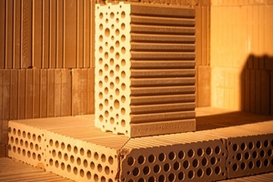   Bei der Formgebung der Lehmhochlochziegel orientiert sich GIMA an den üblichen Mauerziegel-Formaten, so dass zur Herstellung die bestehenden Produktionsstraßen der Mauerziegelproduktion genutzt werden. Nach der Formgebung trocknen Lehmziegel für vier Tage bei 80°C in den Trockenkammern, der nachfolgende Brennprozess entfällt gänzlich.  