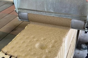   Auftrag mit der Mörtelrolle: Das Verkleben der GIMA-Lehmhochlochziegel mit ClayTecs Lehm-Dünnbettmörtel funktioniert analog zum Mauern mit konventionellen Baustoffen.   