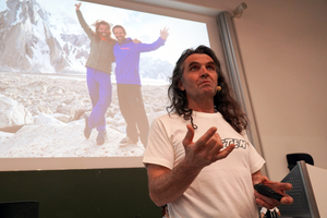   Extremkletterer Thomas Huber berichtete beim ERLUS Forum über Grenzerfahrungen am Berg.   