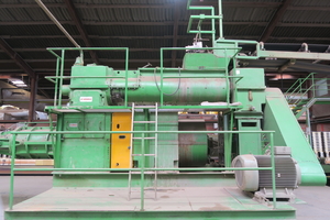  » Fig. 4: With the help of the COBRA NX, trapped air bubbles and gases are sucked out of the clay in the degassing chamber on the extrusion press 