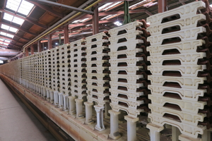  » Fig. 1: Endless rows of fired clay bricks cool down. To prevent the bricks from cracking during firing, air and gas inclusions are first removed from the clay using a vacuums 