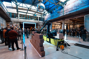    Nicht nur zuhören, sondern auch anschauen: Die Aussteller bringen den Besuchern gern die Vorteile ihrer Produkte nah   