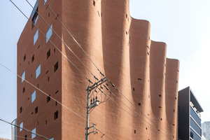  » The wave amplitude ranges from 0 cm on the third floor, where it begins, to 170 cm at the edge of the roof 