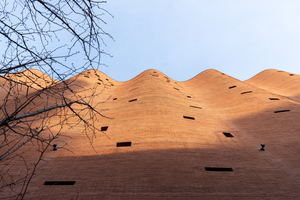  » The facade consists of 520 layers of bricks; an additional brick is added every 24 layers to increase the curve 