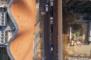  » The chosen solution consists of a literal ‘curtain wall’ made of bricks mounted on a concrete wall cast on site 