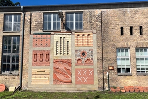  » Exhibition at the factory: Building ceramic facade elements as wall decoration 