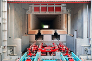  » Ein wichtiger Entwicklungsschritt zum Hocheffizienzofen ist der Einsatz einer alternativen Fördertechnik, des Doppelspurtransportes. Das erlaubt die Entwicklung eines effizienteren Ofenwagen- und Besatzdesigns  