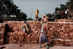  » Varanasi, Indien 2017. Oft ziehen ganze Familien in die Ziegeleien und leben dort. Junge Mütter und Kinder helfen sich gegenseitig, um einen nützlichen, wenn auch minimalen Lohn nach Hause zu bringen 