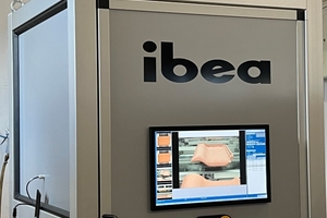  » In der Anlage operieren vier Kameras. Zwei Kameras überwachen in 2D-Draufsicht die Engobe und in 3D-Draufsicht Pressfehler, Risse und Verformungen. Zur Inspektion von Deckseite und Nasenseite werden die Stirnseiten über zwei gegenüberliegende Spiegel in Farbe aufgenommen 