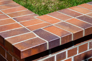  » Ausführung einer Ecke der Sitzmauer-Abdeckung zeigt die Fasen 