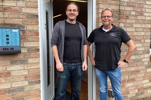  » Christian Gäbelein (rechts) und ZI-Redakteur Victor Kapr vor dem Büro der Keratek 