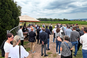  » Im Rahmen der Abendveranstaltung wurden die Teilnehmer über das Weingut von Schloss Proschwitz geführt und konnten den Wein verkosten 