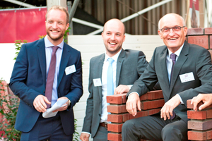  » Heinz Gillrath (auf dem Ziegelthron) feiert seinen 75. Geburtstag mit Söhnen Marcus (Mitte) und Bastian Gillrath 