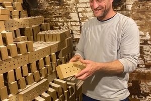  » Werksleiter Bastian Gillrath ist zufrieden mit dem Brennergebnis 