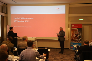  » Thematisch umfassten die Vorträge regulatorische Neuigkeiten, Ziegelrecycling, Effizienzsteigerung, alternative Verfahren zur Erzeugung der Prozesswärme und verschiedene Aspekte der Ziegelanwendung. Daneben wurde die Wirkung verschiedener Ofenatmosphären auf das Feuerfestmaterial sowie ein besonderer Ofentyp, der Hybridherdwagenofen, diskutiert 