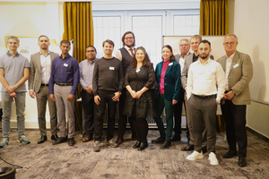  » Mitarbeiter des IZF (von links): Bahador Shahbazi M.Sc, Erdem Kanbak B.Sc., Akash Nagaraj M.Sc., Dr.-Ing. Denny Matthew Alex, Timo Vicktorius, Marius Rimpel, Ayfer Kolbasi-Yildirim M. Sc., Dipl.-Ing. Sandra Petereit, Dipl.-Ing. Eckhard Rimpel, Dipl.-Ing. Alexander Winkel, Mislina Tavli B.Sc., Dr.-Ing. Rigo Giese 