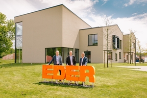  »The Ziegelzentrum (brick centre)  in Freital Eder is to continue operating. In the foreground, the management team (from left): Friedrich Lehensteiner, Sascha Grafe, Johannes Eder 