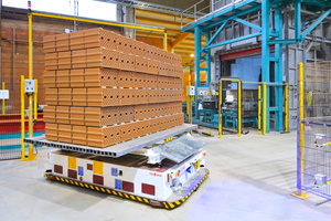  » Instead of kiln cars, AGVs (automatic guided vehicles) are used to transport the virtually climate-neutral wall bricks. 
