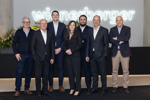  » Successful handover (from left to right): Johan van der Biest, Burkhard Theuerkauf, Florian Tiefenbacher, Stefanie Paufler, Florian Scherr, Ronald Ottensammer and Harald Schwarzmayr 