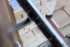  » The sintering furnace offers a usable space of 500 liters and can burn up to 150 kg of material per firing test. 