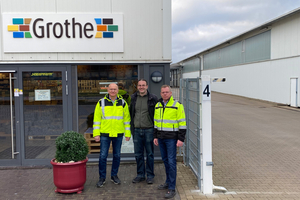  » Uwe Grothe, ZI editor-in-chief Victor Kapr, and Ralf Borrmann (from left). In the background, the company’s own specialist store with pottery supplies for private customers, tradespeople, and freelancers 