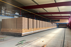  » The two supply tracks beside the tunnel kiln allow for ample production buffers and single-shift production 