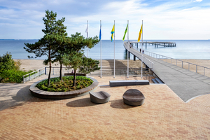  » Der Brückenvorplatz der Maritim Seebrücke in Timmendorfer Strand wurde mit GIMA Pflasterklinkern gestaltet, die in Farbigkeit und Materialität an den gewachsenen Bestand anknüpfen 