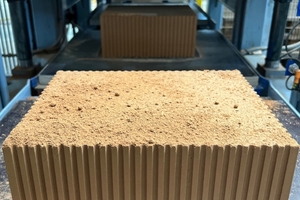  » Da auf einen Brennprozess verzichtet wird, bleibt die natürliche Materialstruktur vollständig erhalten. Dies verleiht dem Kaltziegel eine dichte Oberfläche, hohe Maßgenauigkeit und eine überdurchschnittlich gute Ökobilanz 