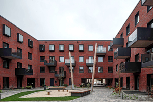  » Auf der Hafeninsel „Flösserhof“ umschließt eine homogene Blockstruktur einen gemeinschaftlich genutzten Hof 