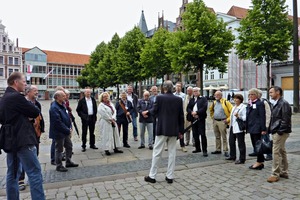  » Ein Teil der Gruppe beim Stadtspaziergang durch die Salz- und Backsteinstadt Lüneburg 