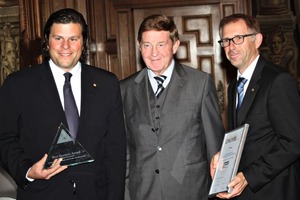  » Thomas Bader, Inhaber der Ziegelwerke Leipfinger-Bader, Schirmherr Dr. Otto Wiesheu, Präsident des Wirtschaftsbeirates Bayern der Union e.V. und Staatsminister a.D. (Mitte) und Prokurist Paul Simmerbauer, Ziegel­werke Leipfinger-Bader (v.l.n.r.)  