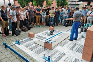  » Auch an Universitäten demonstriert das Ziegelwerk Schmid, was auf Baustellen zu beachten ist. Die Bau­beratung gibt wichtige Tipps und Anregungen für die tägliche Arbeit 