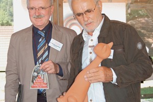  »1 Der langjährige Tagungsleiter Dr. Wolfgang Müller (links) wurde von Lothar Schyia mit der Friedrich-Hoffmann-Plakette geehrt 