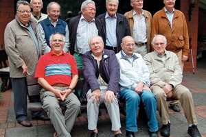  » Der Semesterjahrgang 1950–1953 mit älteren Semesterkollegen und dem Geschäftsführer der Ziegel- und Betonwerke Lücking, Jochen Thater (rechts außen stehend)  