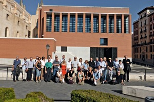  »1 Die 27 Professorinnen und Professoren vor dem Prado-Erweiterungsbau von Rafael Moneo 