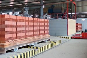  »7 Kiln exit with transfer table and fired bricks on the kiln car 