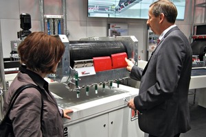  » VHV sales manager Bernhard Veltmann demonstrating how quickly segments can be exchanged on a VHV head-end scraper: just detach and remove the segments 