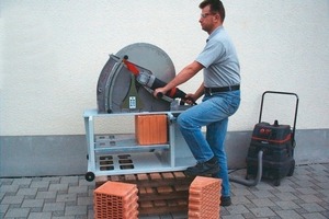  ››2 The main features of the Reul S25 electric masonry saw are its simple operation and low-dust dry cutting process 