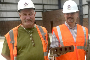  Röben Werksneubau Clay County, Texas/USA, Werksleiter Clark Kendrick (l.) und Vice President Triangle Brick Howard Brown: Erste erfolgreiche Pressversuche 