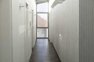  &gt;&gt; Glass-covered hallway between the children's and parents' tracts invites abundant sunlight into the underlying space 