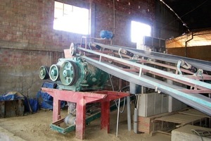  ››5 From the box feeder the clay is transported via belts to the first roller mill 