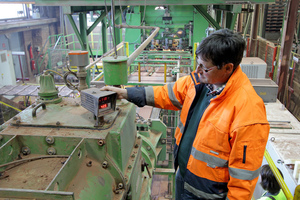  »5 Plant manager Ralf Link at the vacuum chamber 