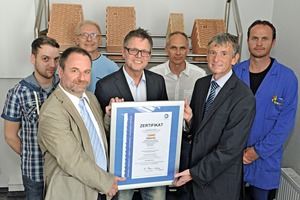  <span class="bildunterschrift_hervorgehoben">»1</span> Juwö managing director Stefan Jungk (at centre) was pleased to accept the certification document presented him by TÜV SÜD employee Peter Stöss (at left) and regional executive Michael Zimmer (at right). The team in the back row helped get the energy management system certified: (from left) Tobias Koch, Egon Klein, Heiko Paselt and Thorsten Eckert 